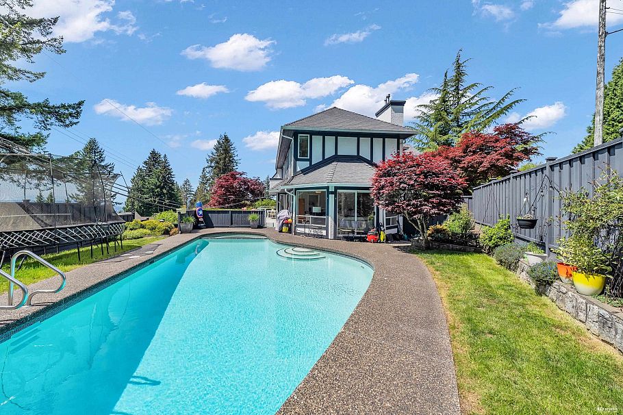 111 Sandringham Crescent North Vancouver, BC - 35
