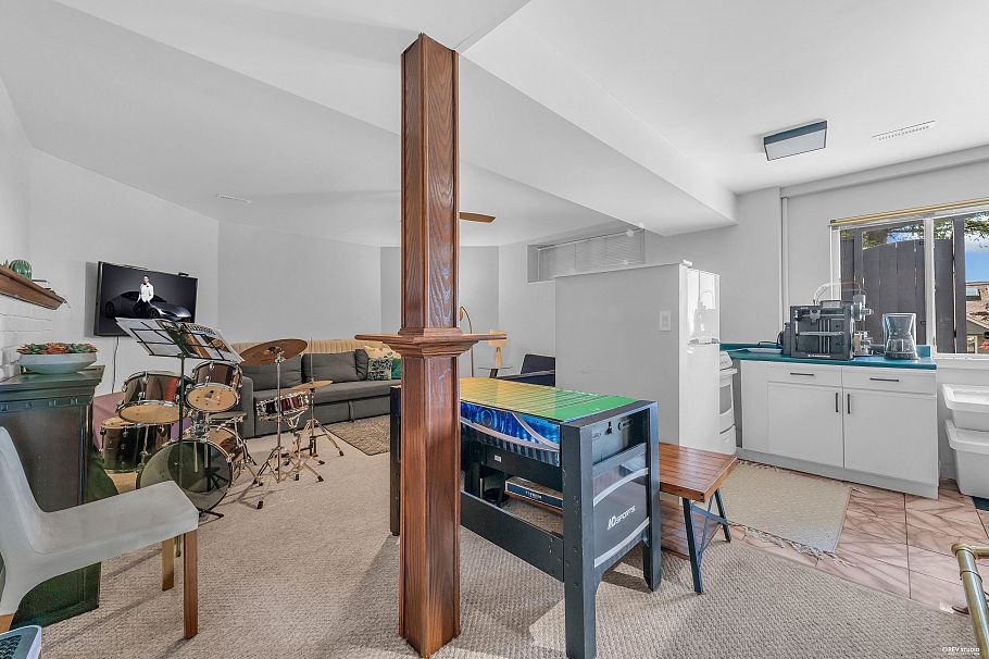 111 Sandringham Crescent North Vancouver, BC - 30