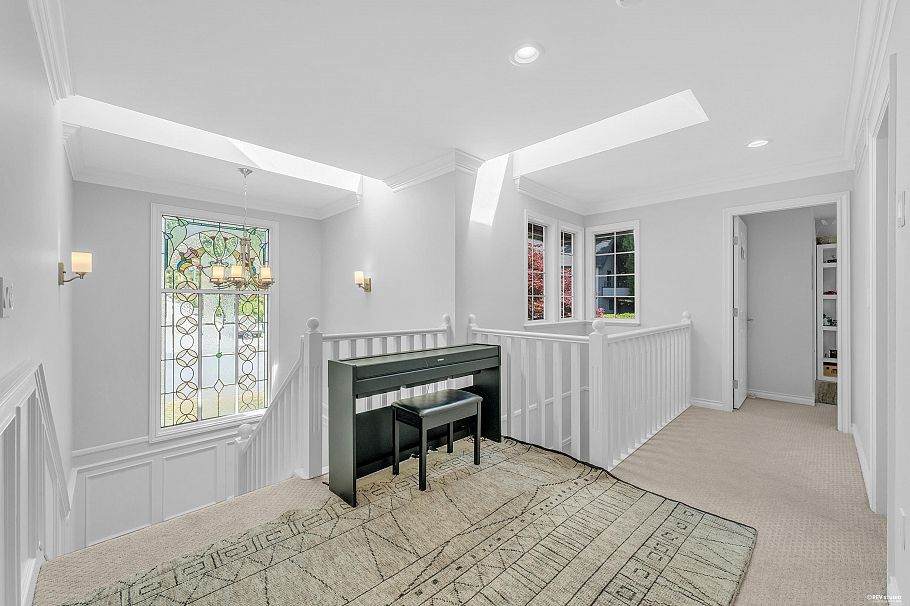 111 Sandringham Crescent North Vancouver, BC - 22
