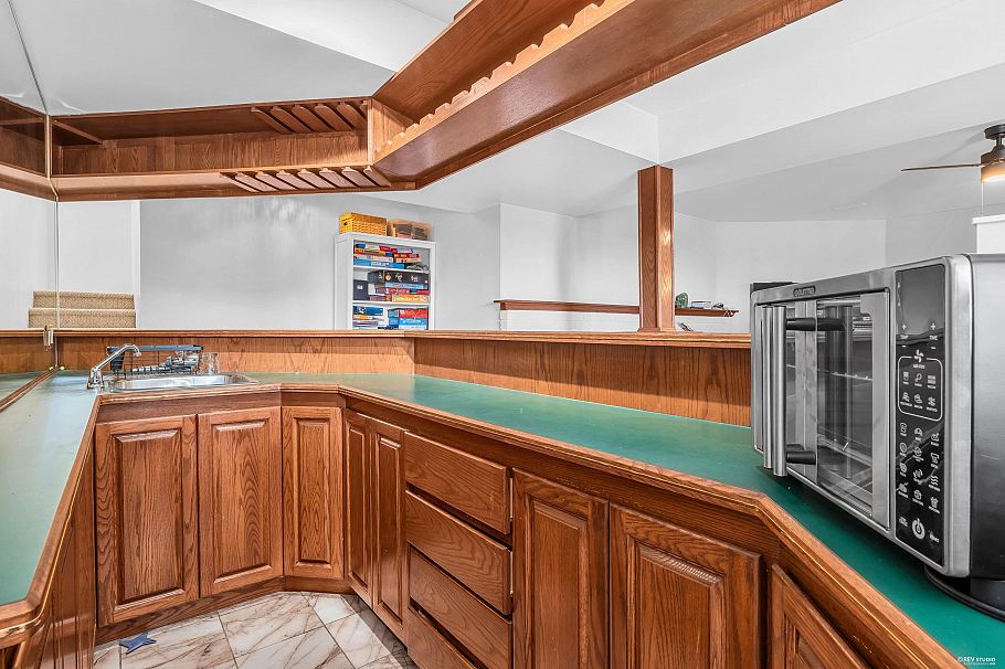 111 Sandringham Crescent North Vancouver, BC - 33