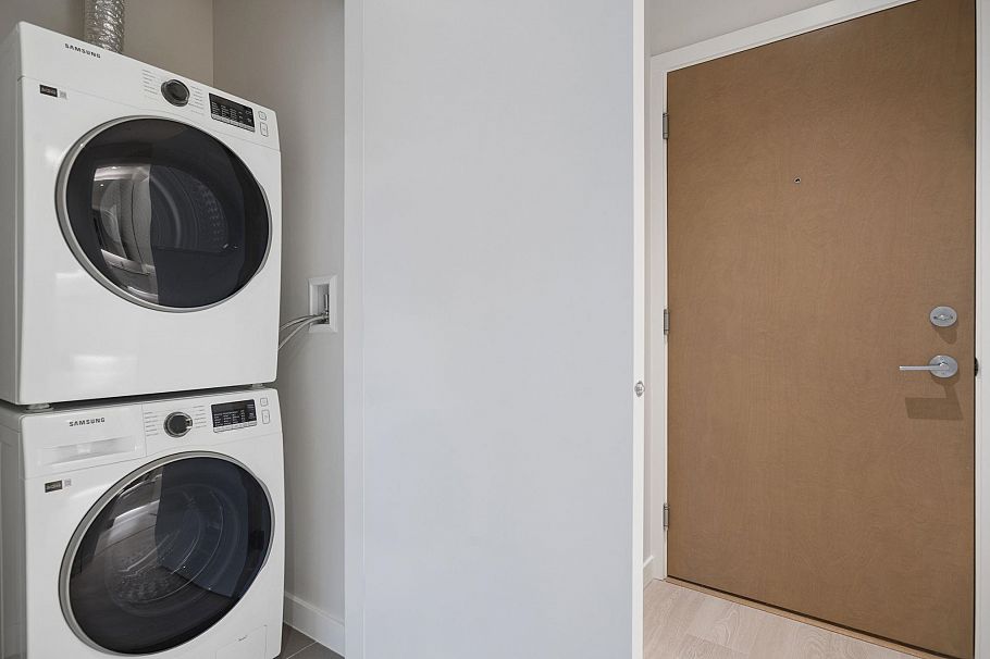 516 110 E 17th Street North Vancouver, BC - 2