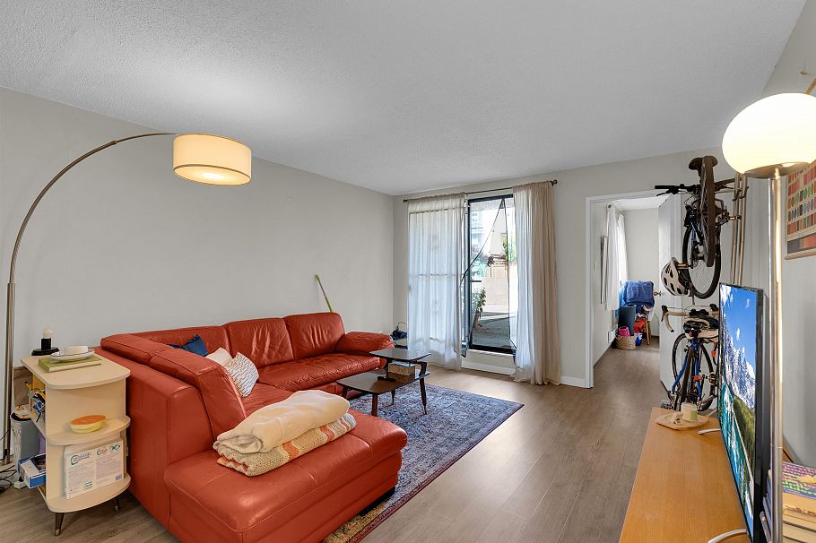 105 975 E Broadway Vancouver, BC - 1