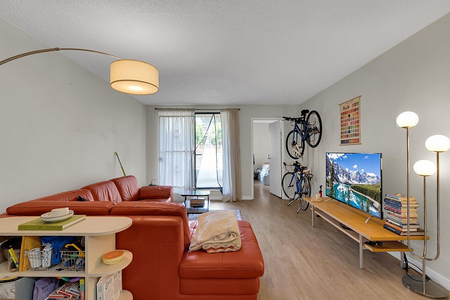 105 975 E Broadway Vancouver, BC - 4