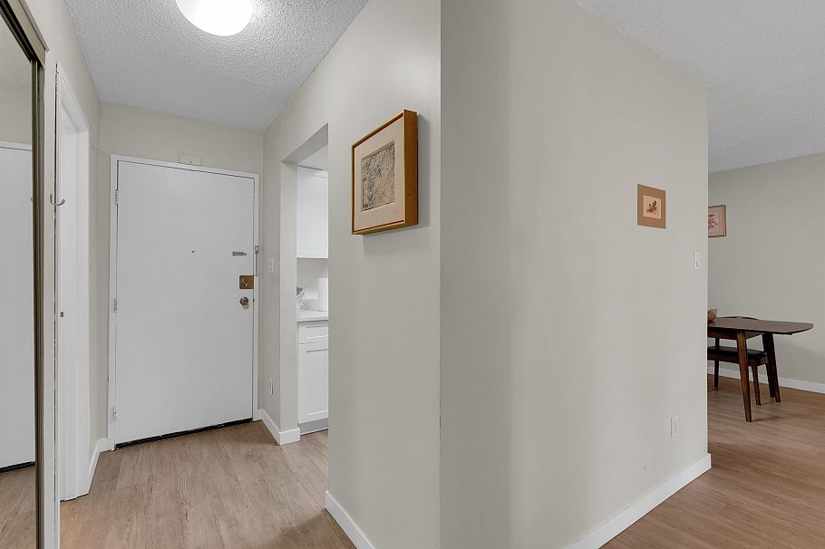 105 975 E Broadway Vancouver, BC - 2