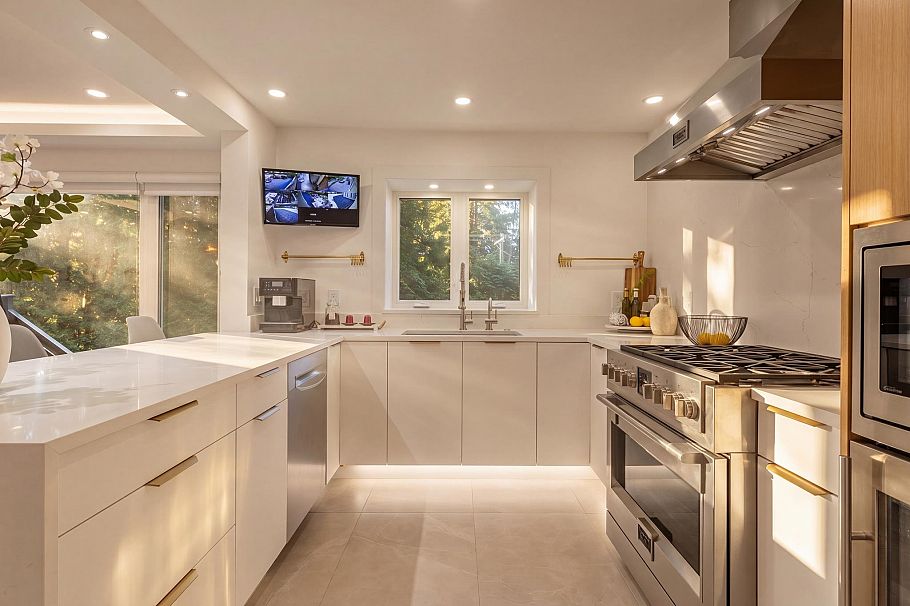 4283 Capilano Road North Vancouver, BC - 2