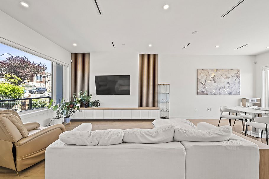 742 E 58th Avenue Vancouver, BC - 3