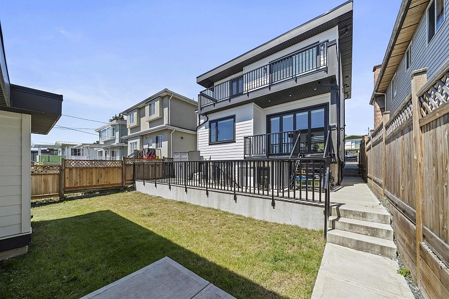 742 E 58th Avenue Vancouver, BC - 20