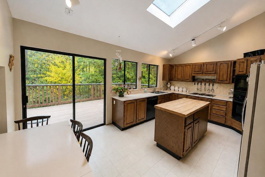 1498 Chamberlain Drive North Vancouver, BC - 10