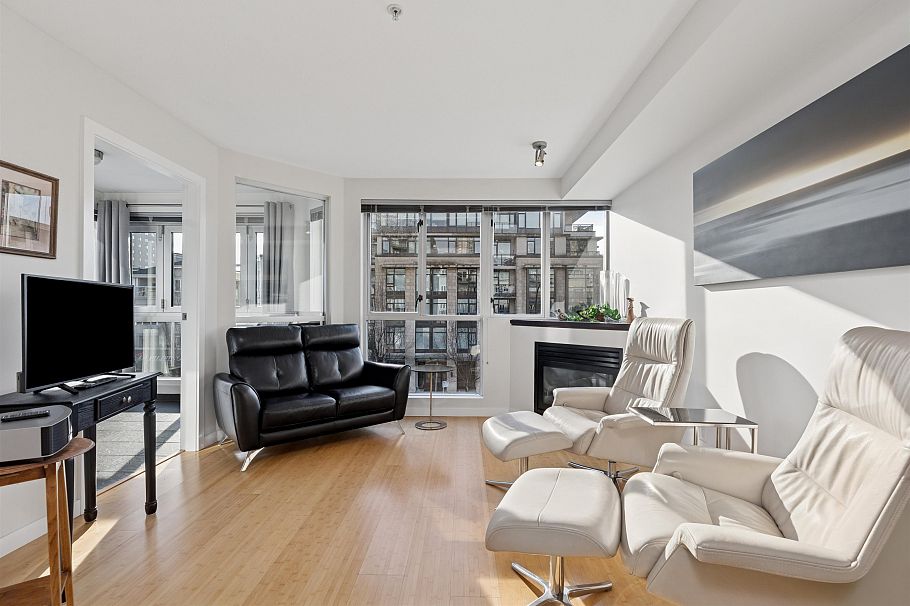 311 122 E 3rd Street North Vancouver, BC - 2