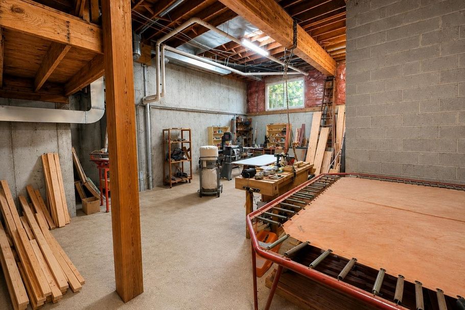 1498 Chamberlain Drive North Vancouver, BC - 30