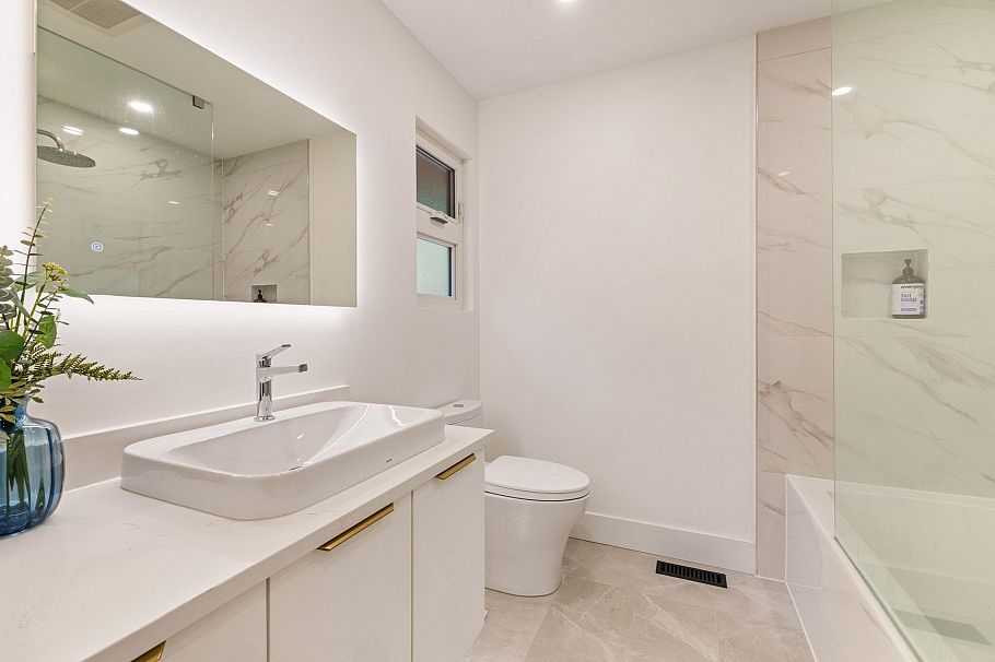 4283 Capilano Road North Vancouver, BC - 25