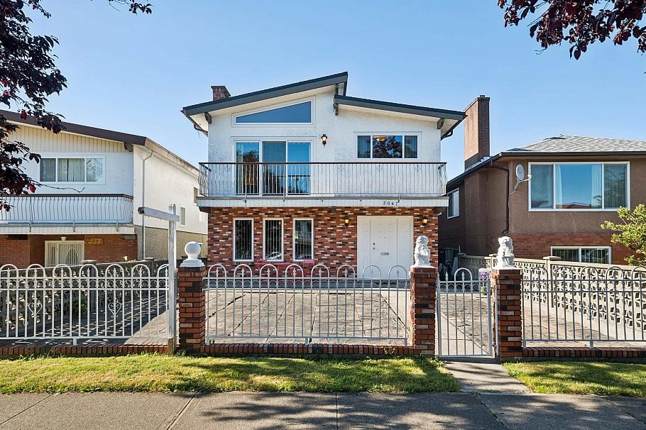 2047 E 52nd Avenue Vancouver, BC - 1