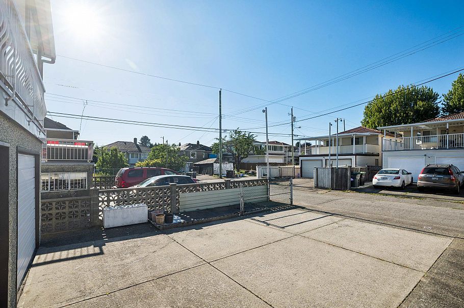 2047 E 52nd Avenue Vancouver, BC - 34