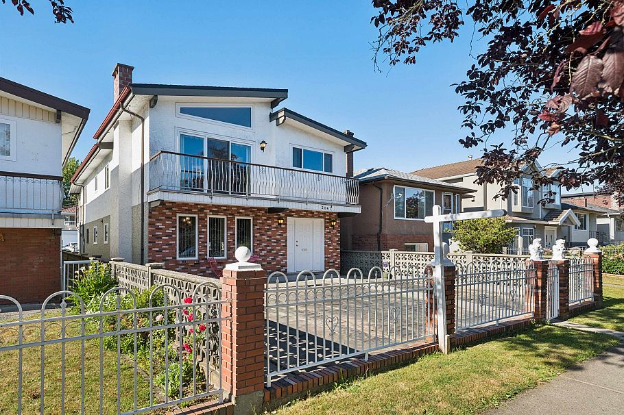 2047 E 52nd Avenue Vancouver, BC - 2