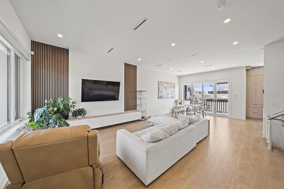 742 E 58th Avenue Vancouver, BC - 2