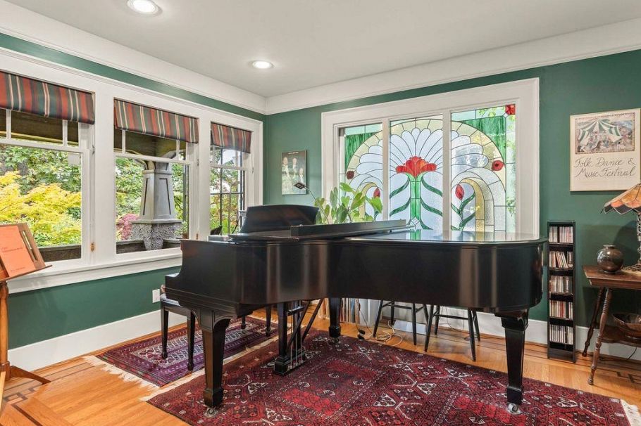 3738 W 24th Avenue Vancouver, BC - 4