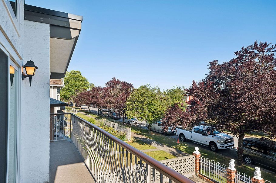 2047 E 52nd Avenue Vancouver, BC - 36