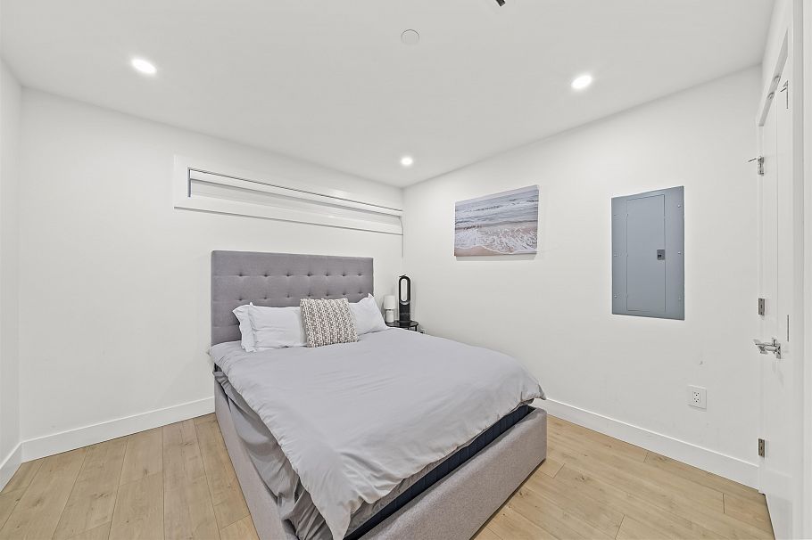 742 E 58th Avenue Vancouver, BC - 27