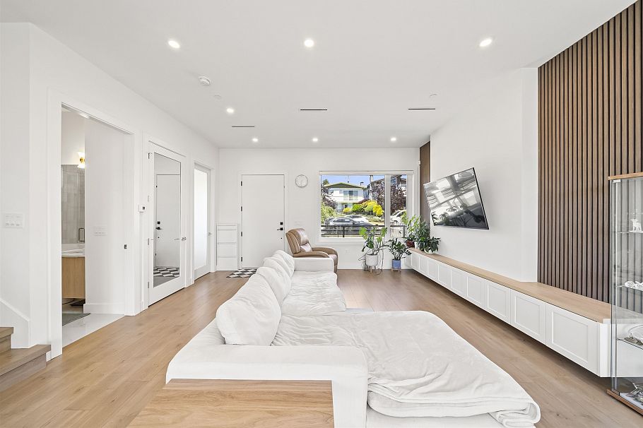 742 E 58th Avenue Vancouver, BC - 8