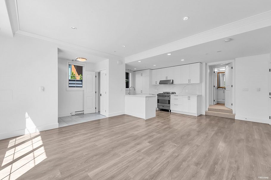 469 W 63rd Avenue Vancouver, BC - 1