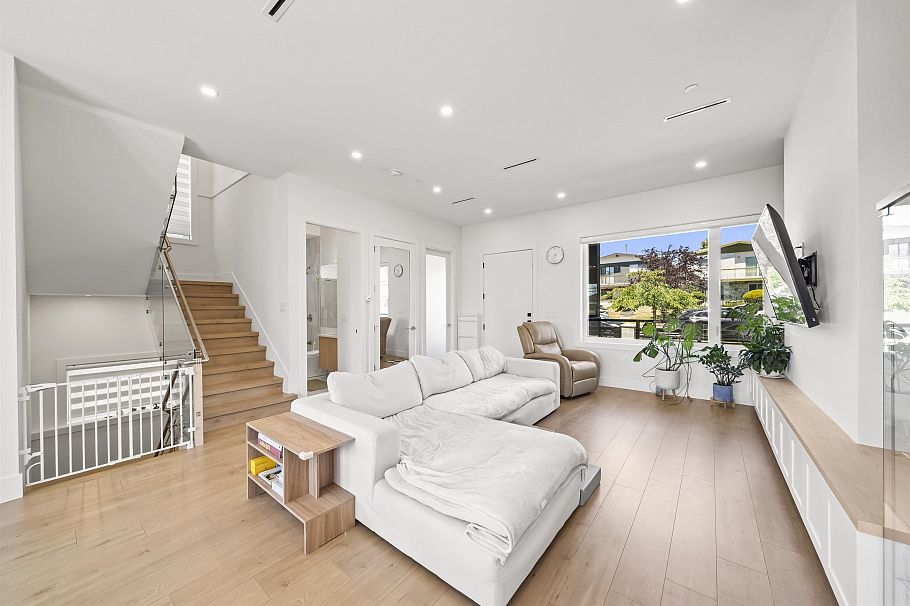 742 E 58th Avenue Vancouver, BC - 9