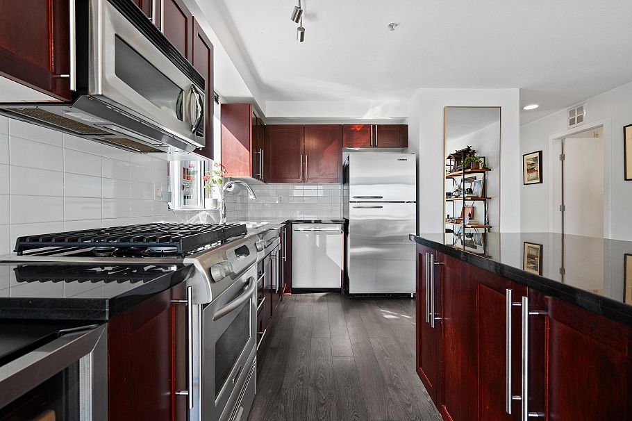 301 122 E 3rd Street North Vancouver, BC - 10