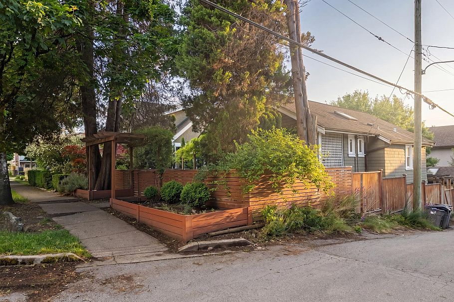 1859 Semlin Drive Vancouver, BC - 39