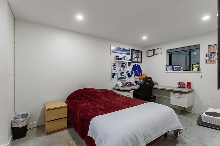 2409 Windridge Drive North Vancouver, BC - 24