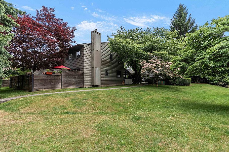 39 1910 Cedar Village Crescent North Vancouver, BC - 1