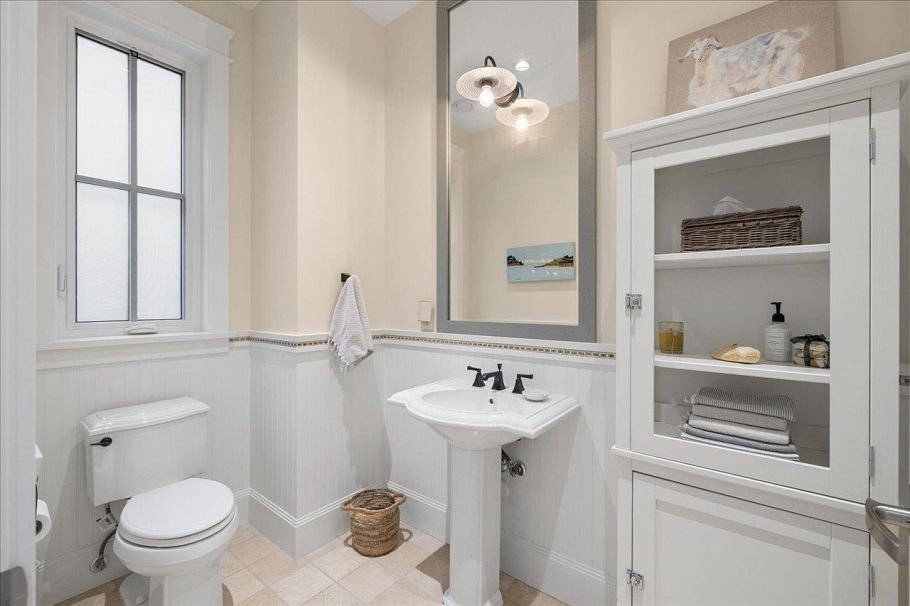 4693 W 3rd Avenue Vancouver, BC - 18