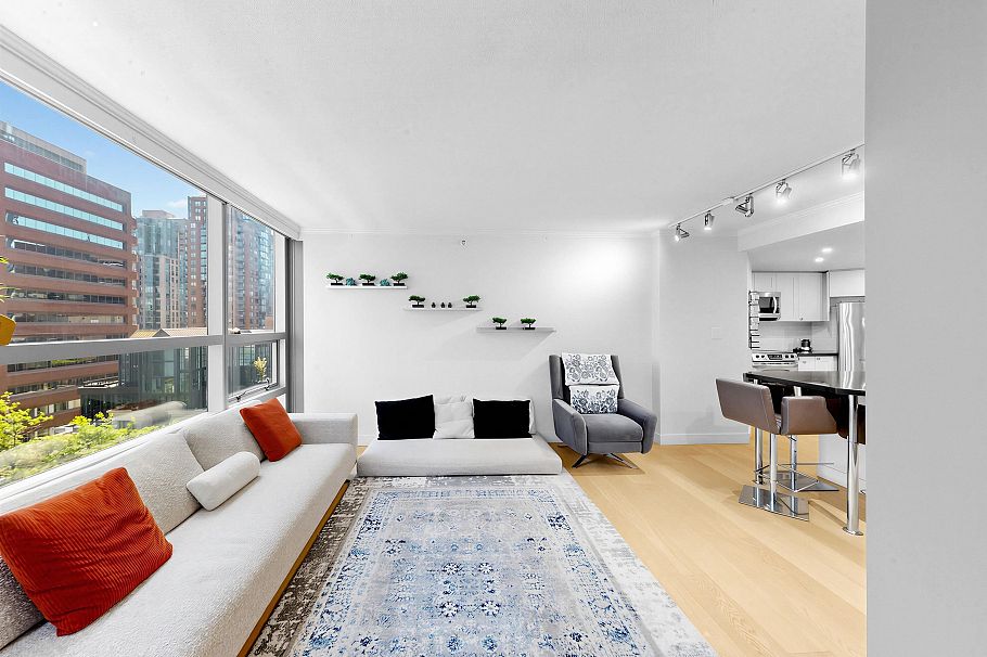 708 1050 Burrard Street Vancouver, BC - 1