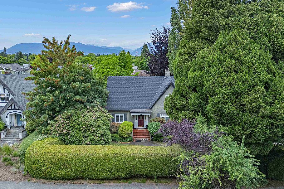 1049 W 33rd Avenue Vancouver, BC - 2