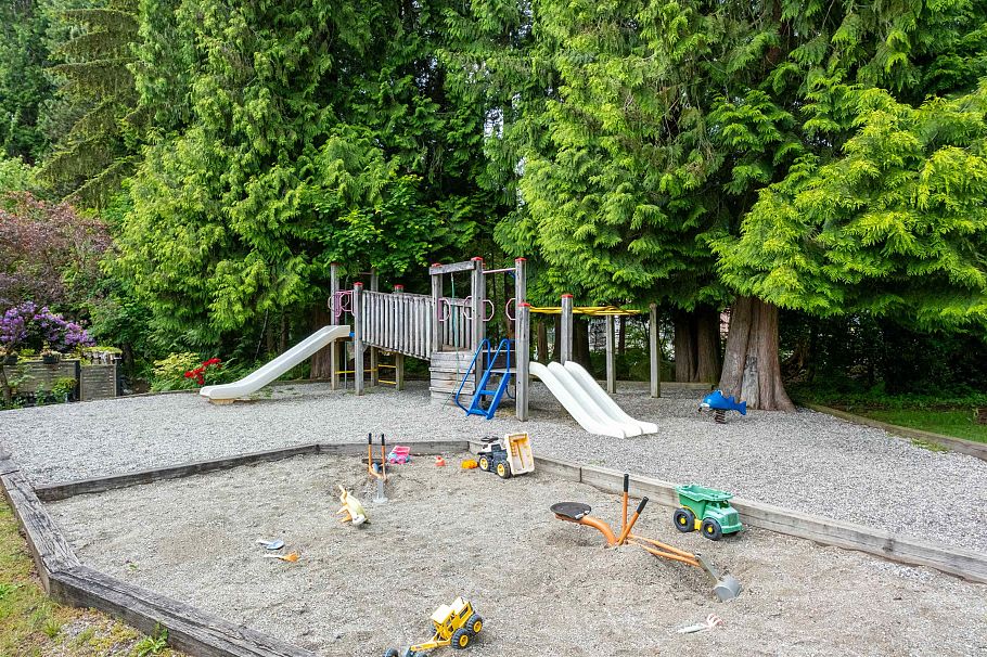 39 1910 Cedar Village Crescent North Vancouver, BC - 38