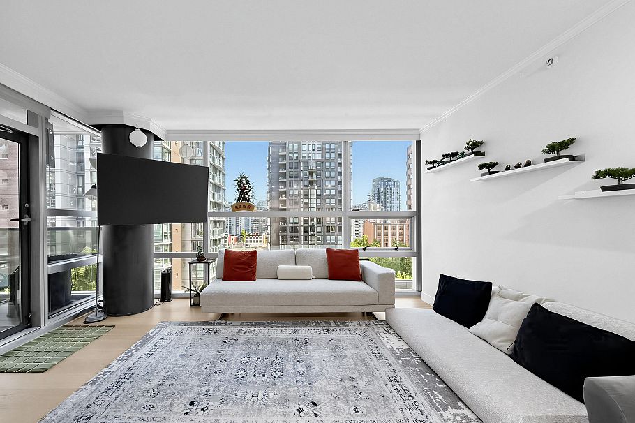 708 1050 Burrard Street Vancouver, BC - 2