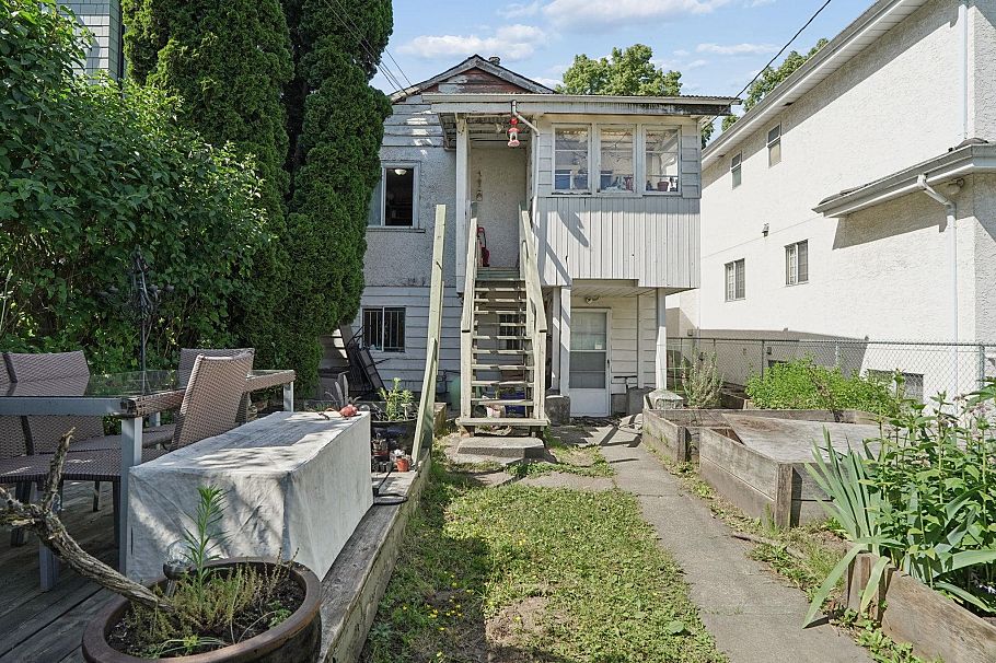116 E 37th Avenue Vancouver, BC - 11