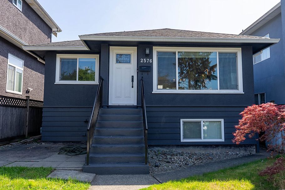2576 E 27th Avenue Vancouver, BC - 1
