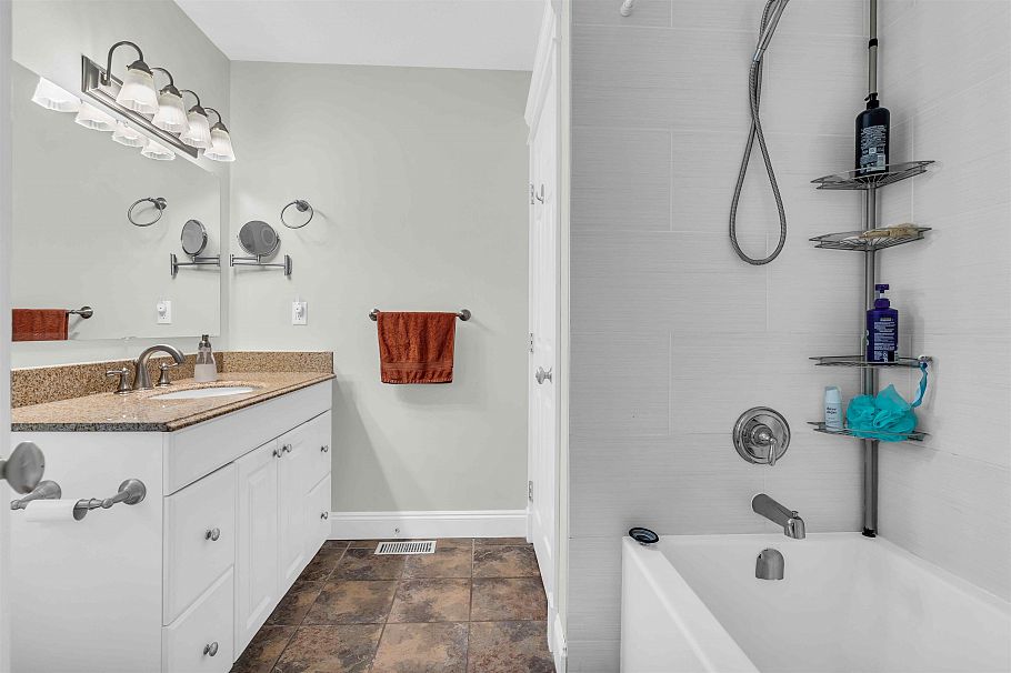 39 1910 Cedar Village Crescent North Vancouver, BC - 26
