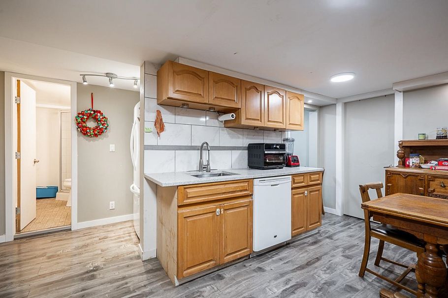 1440 Mountain Highway North Vancouver, BC - 28