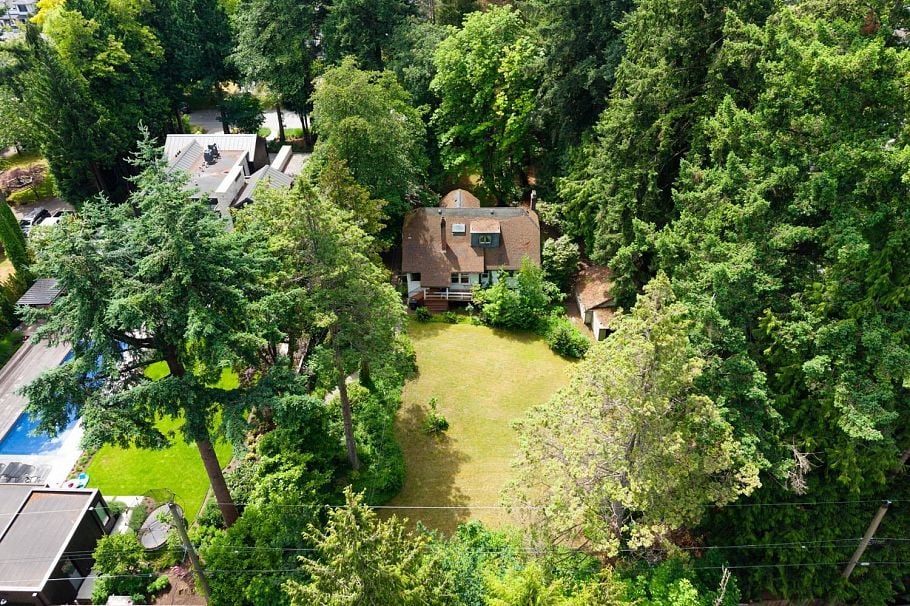 4755 W 6th Avenue Vancouver, BC - 5