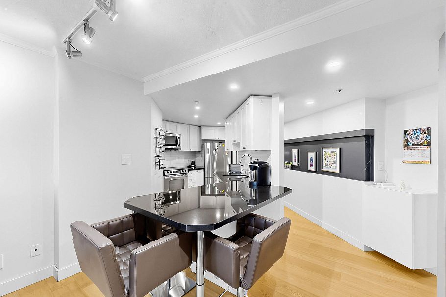 708 1050 Burrard Street Vancouver, BC - 4