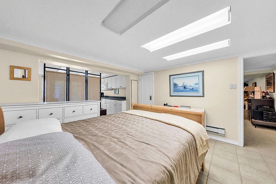 1049 W 33rd Avenue Vancouver, BC - 34