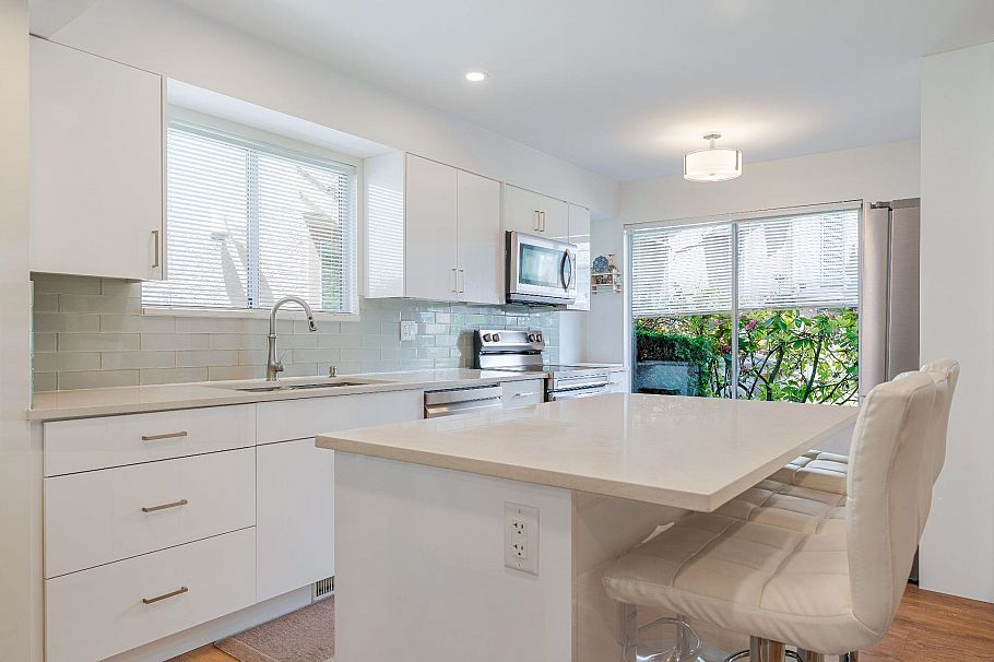 16 901 W 17th Street North Vancouver, BC - 17