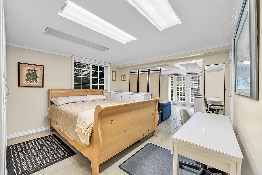 1049 W 33rd Avenue Vancouver, BC - 33