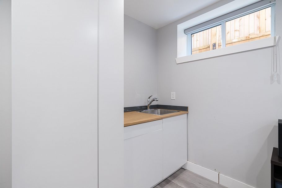 2783 E 27th Avenue Vancouver, BC - 27