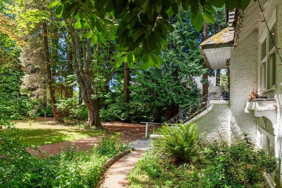4755 W 6th Avenue Vancouver, BC - 2