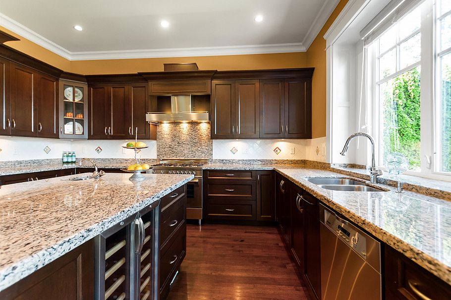 2495 W 33rd Avenue Vancouver, BC - 9