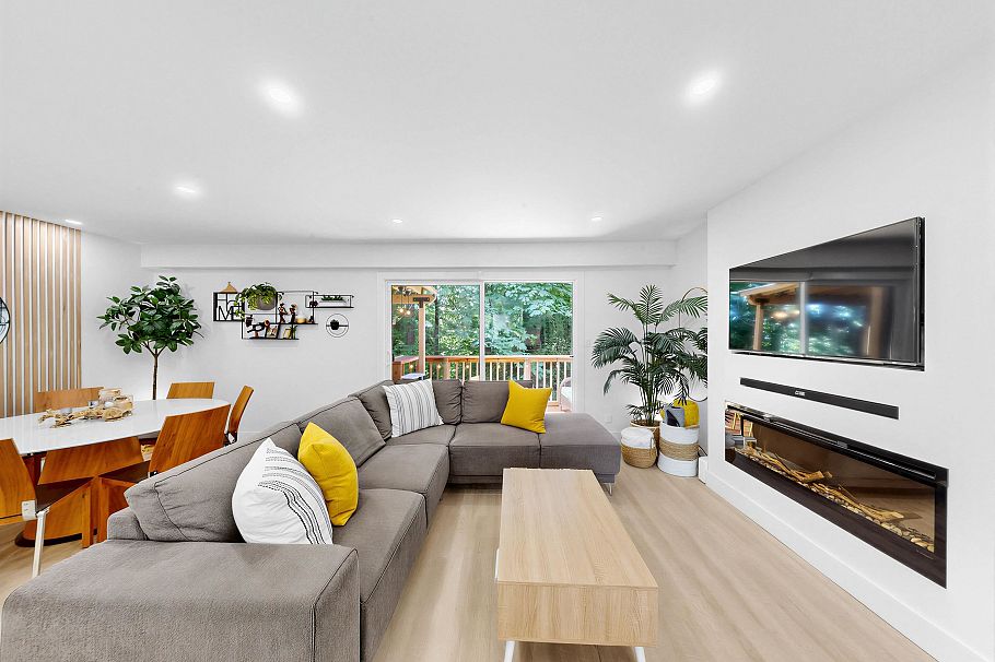 1270 Premier Street North Vancouver, BC - 1
