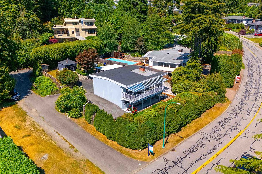693 Plymouth Drive North Vancouver, BC - 31