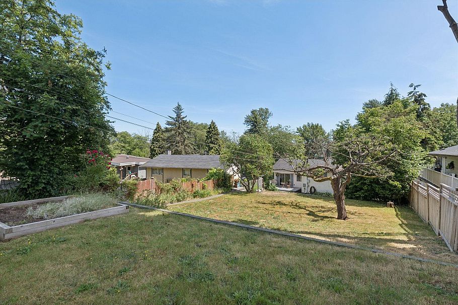 1034 Heywood Street North Vancouver, BC - 31