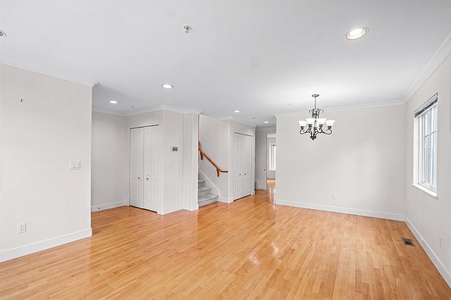 416 W Keith Road North Vancouver, BC - 22